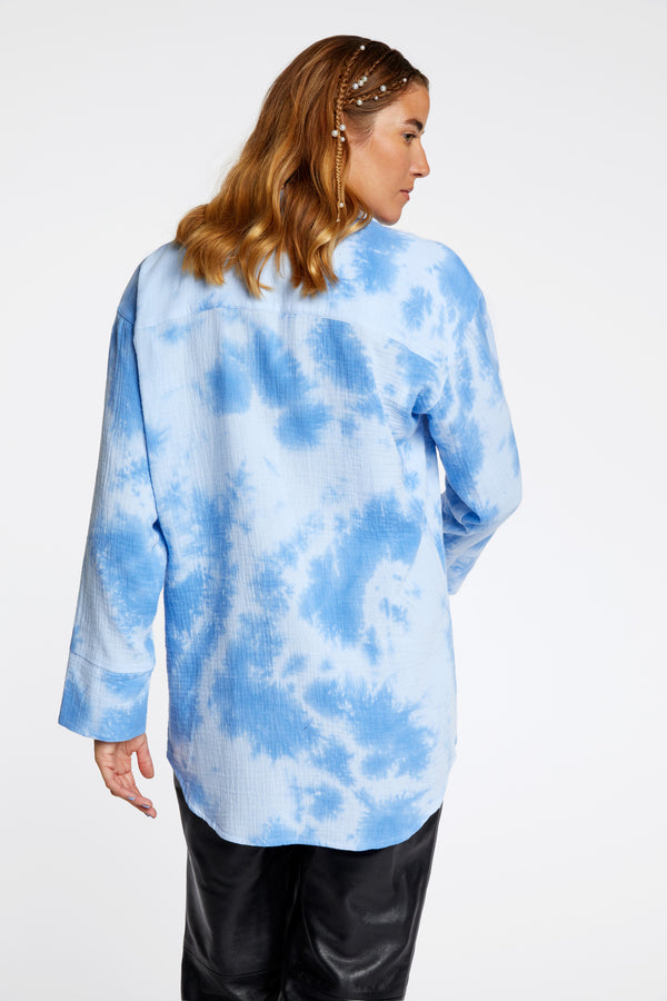 R/H Studio Ruby Collar Shirt in the color Sky Blue