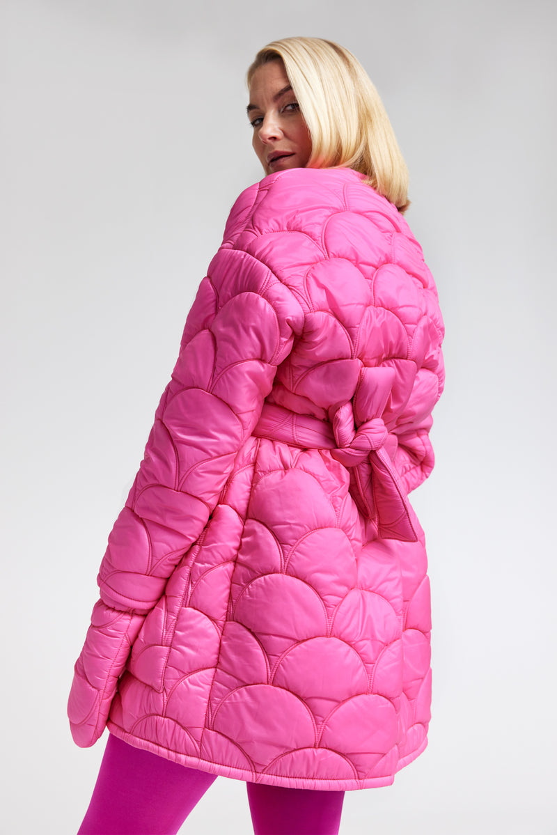 R/H Studio AW23 Bobi Coat värissä Pink Love.